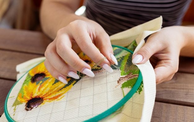 artystka haftująca detal